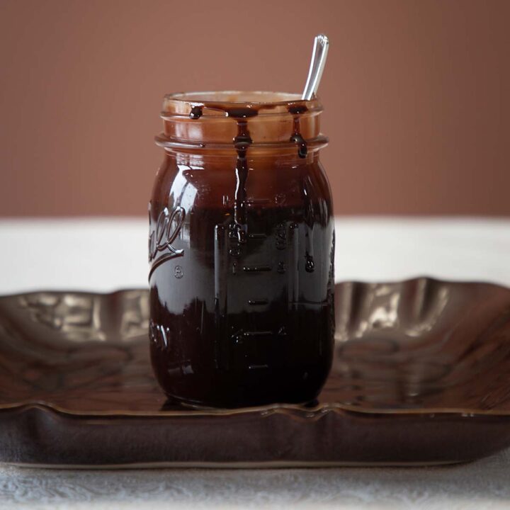 A 5-ingredient recipe that’s easy, tasty and fun, you’ll wonder why you didn’t make homemade chocolate syrup ages ago!