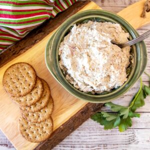 Smoked fish dip with crackers