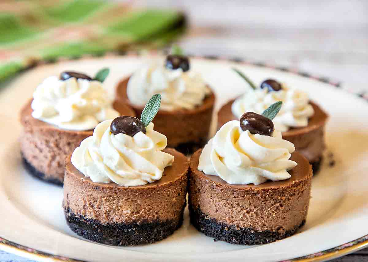 https://artofnaturalliving.com/wp-content/uploads/2015/05/Mocha_Mini_Cheesecakes_01.jpg