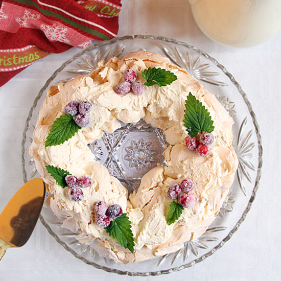 pavlova-wreath-from-above