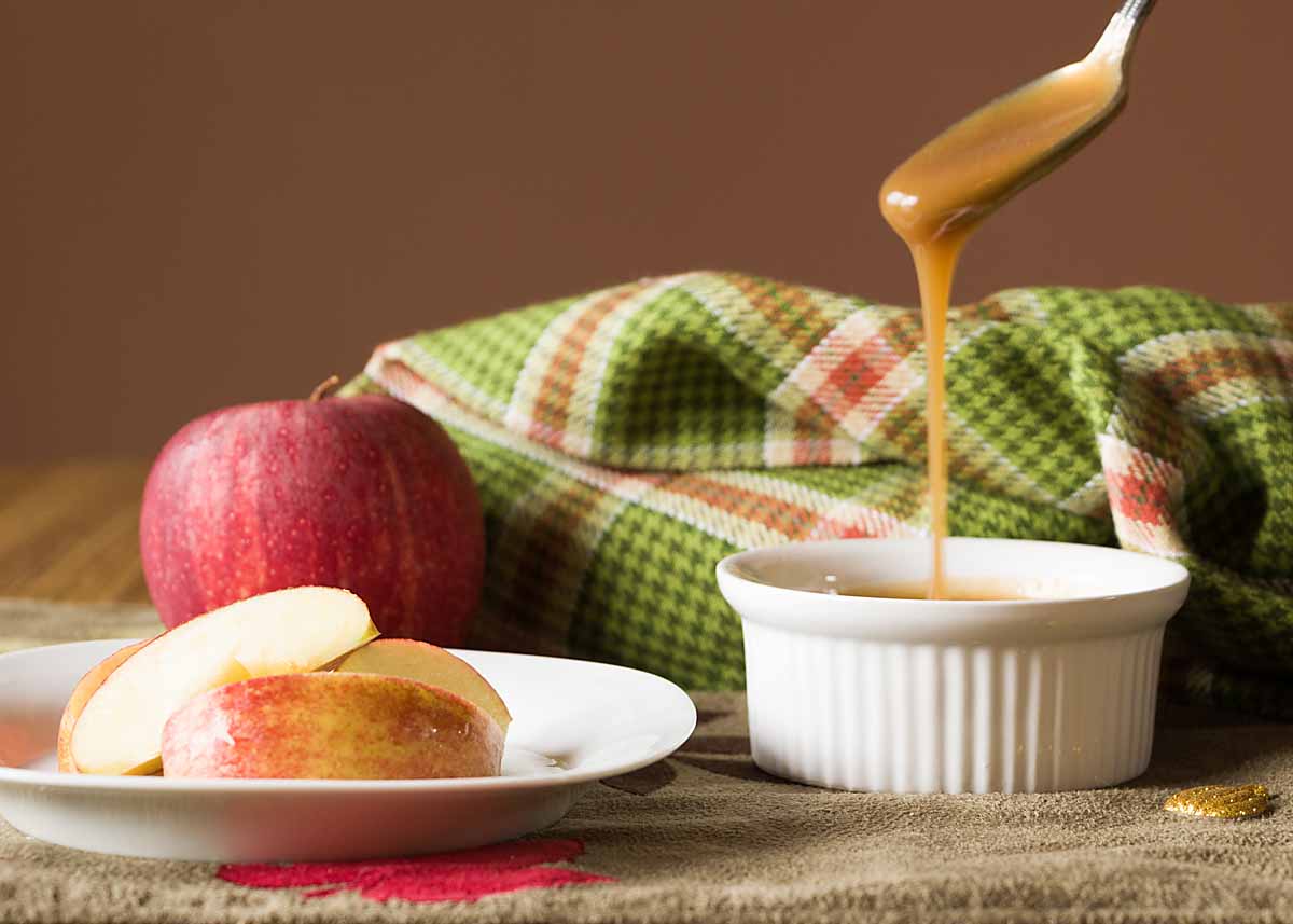 Caramel syrup with apples