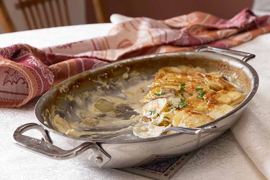 Pommes Dauphinoise is a tasty potato side dish flavored with cream and garlic.  Here's a one pan version that works for brunch or dinner.