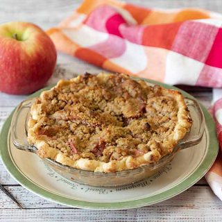 Betty Crocker French Apple Pie for 2-4 is as tasty & special as the original with tender apples, flavorful cinnamon & crunchy streusel topping.