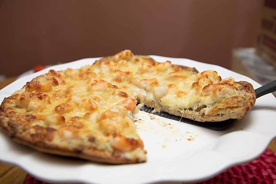  easy, white seafood pizza--loaded with shrimp and scallops.