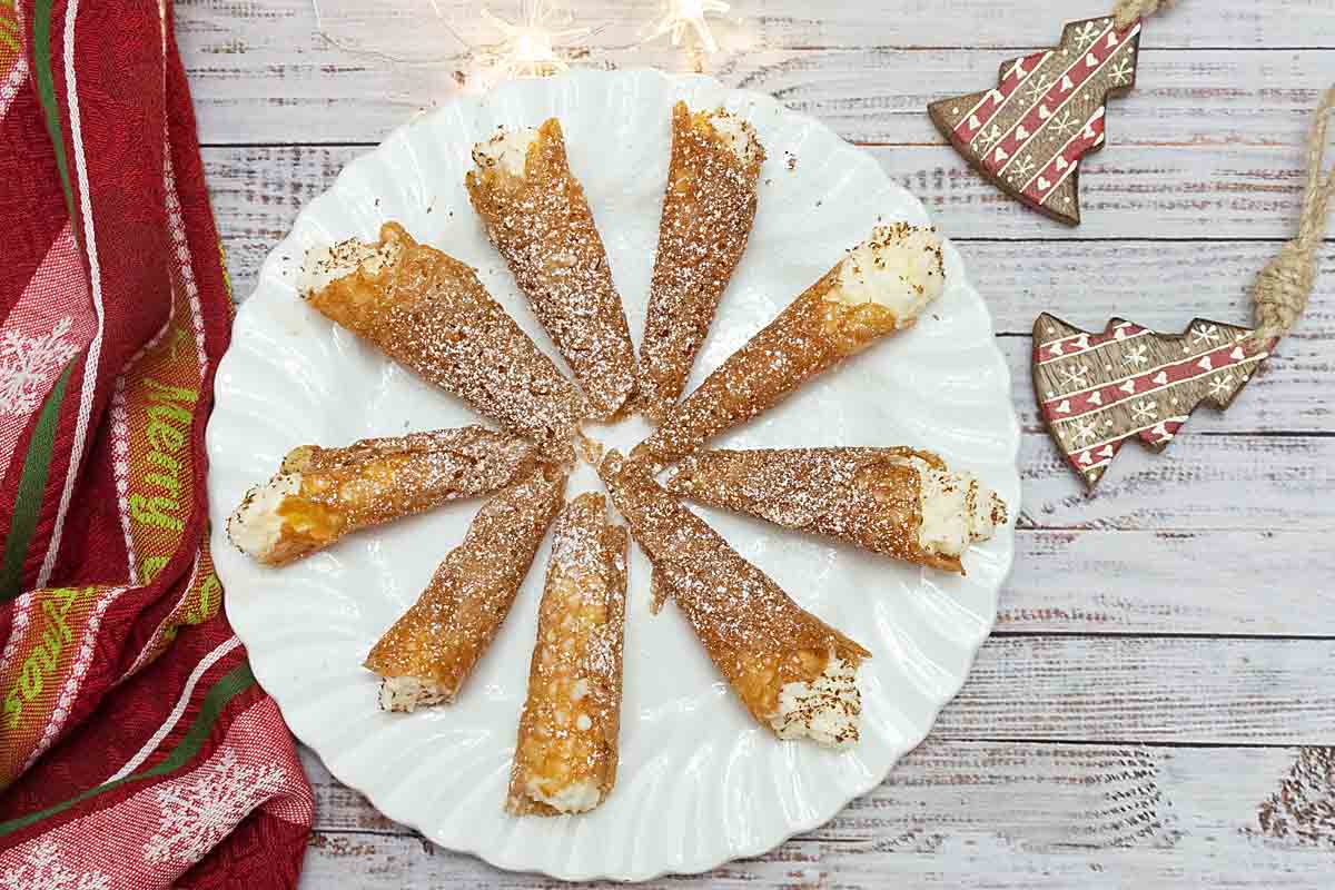 Lacy, sweet and crisp with a creamy filling, brandy snaps are a tasty and impressive British cookie that's perfect for the holidays.