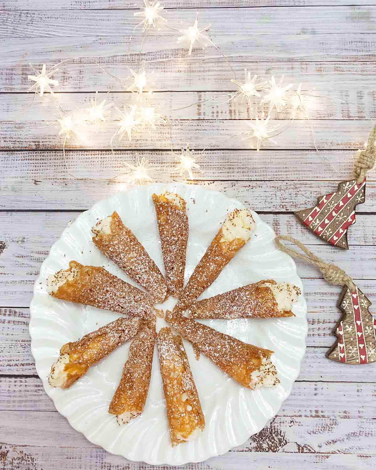 Lacy, sweet and crisp with a creamy filling, brandy snaps are a tasty and impressive British cookie that's perfect for the holidays.