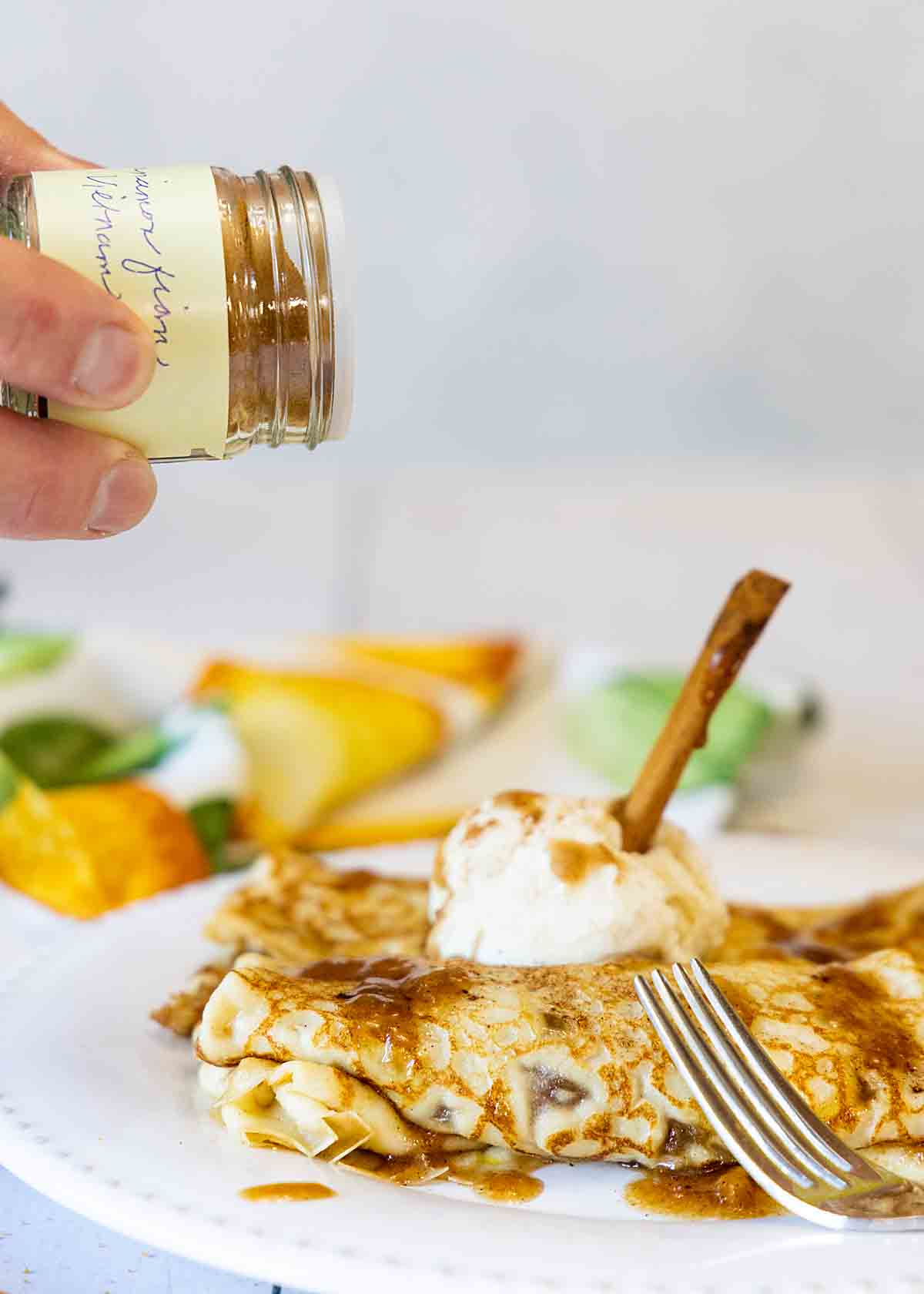 sprinkle sinnamon onBanana Crepes