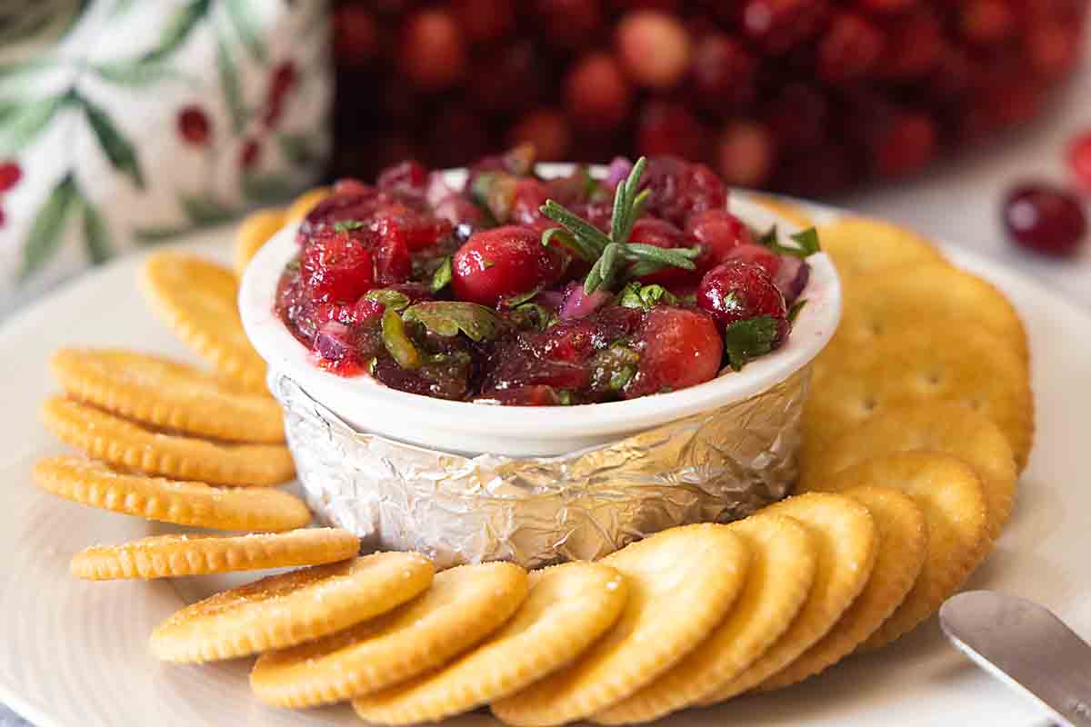 cranberry salsa appetizer with crackers