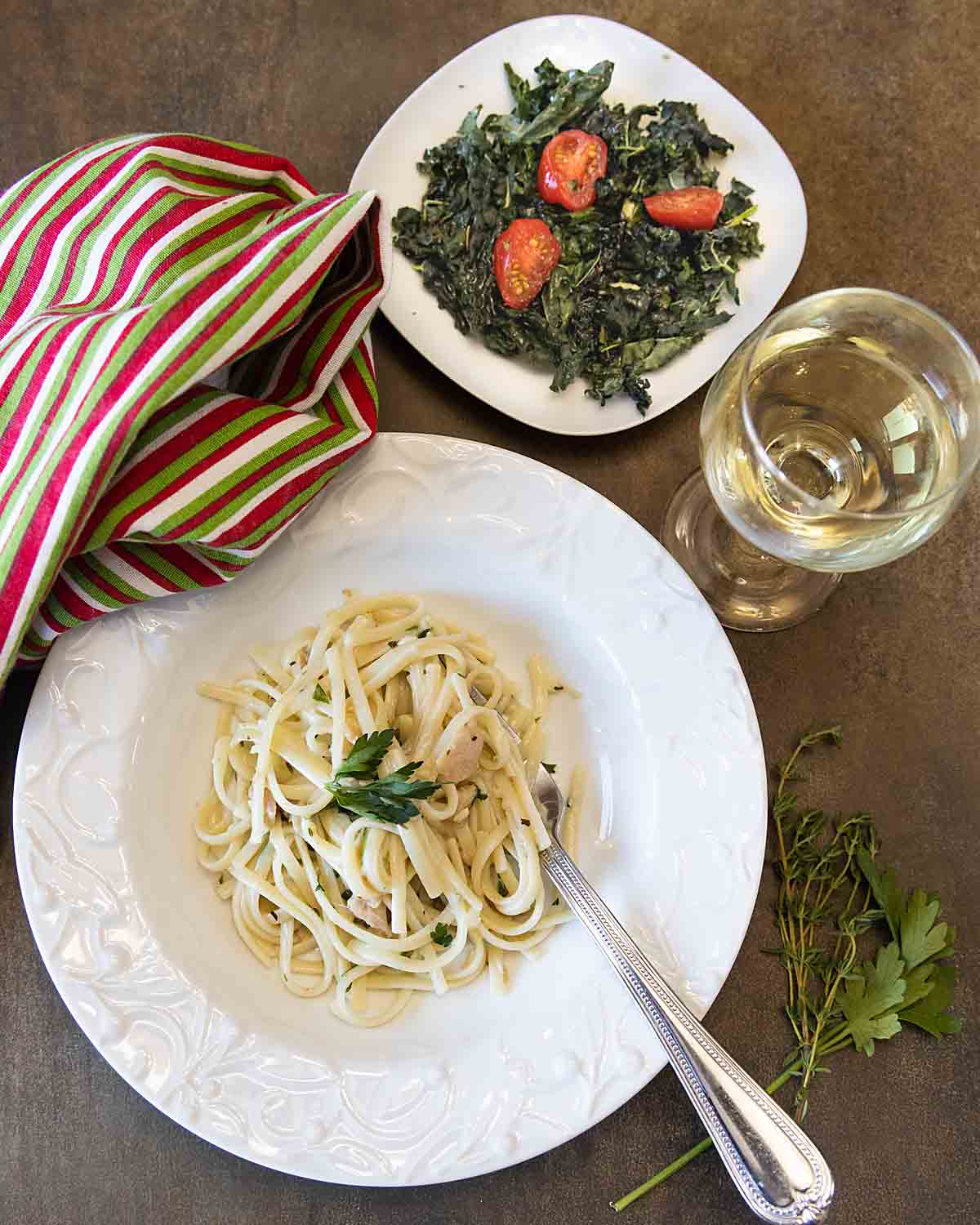 Linguine with clam sauce with salad