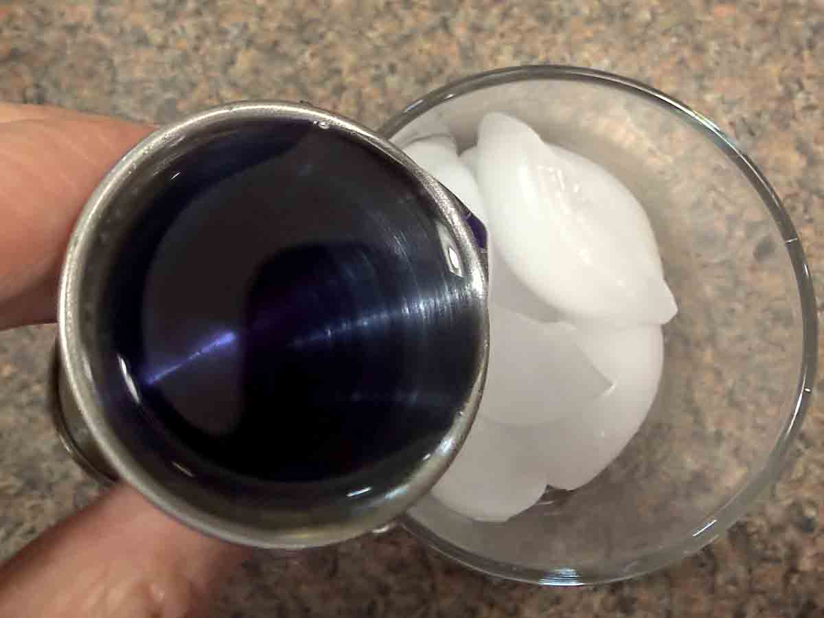 pour gin over ice