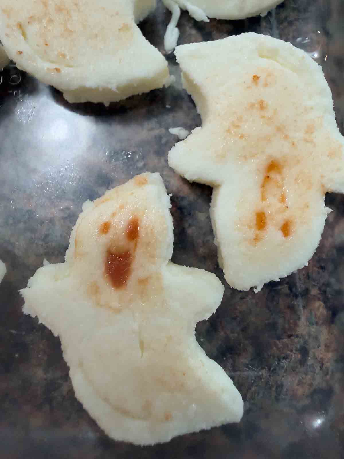 spread sauce on mouth eyes